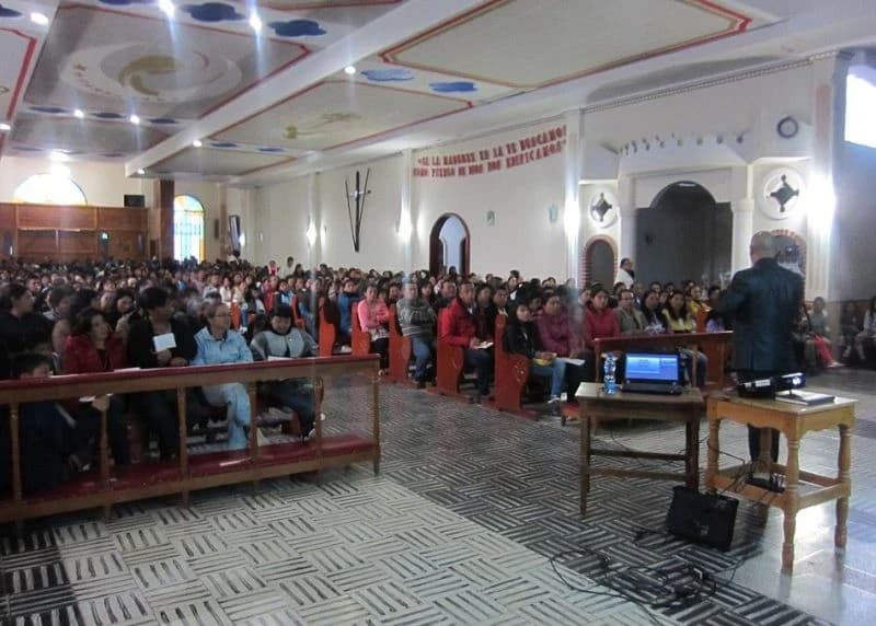 Conferencia en un auditorio institucional con el conferencista en tarima